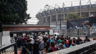 Filas en las taquillas del Estadio Azteca para obtener boletos
