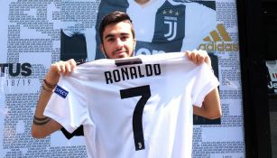Aficionado de la Juventus posa con el jersey de CR7