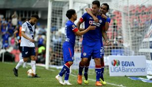 Cruz Azul festeja gol de Caraglio vs Puebla