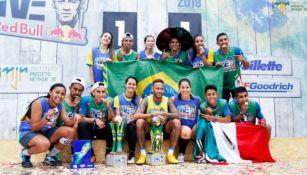 Ney posa con los ganadores de la tercera edición del Neymar Jr's Five
