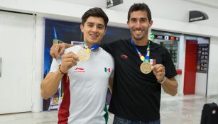 Alexis Lopez y Alan Armantia presumen su medalla de los JCC