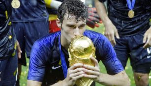 Benjamin Pavard besa la Copa del Mundo 2018