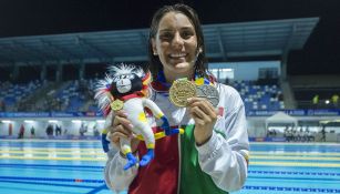 Fernanda González presume una de sus medallas  