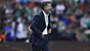 Osorio da indicaciones en un encuentro de la Selección Mexicana
