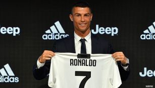 Cristiano posa con el jersey de la Juventus durante su presentación