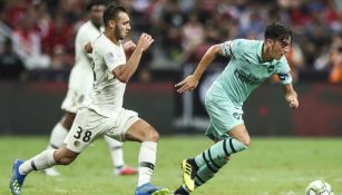 Ozil se escapa con el balón en el juego entre Arenal y PSG