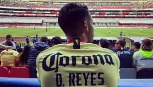 Diego Reyes observa el partido de América vs Atlas
