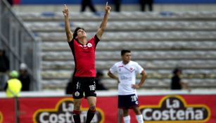 Mauro Lainez festeja gol contra Veracruz en la J2 del A2018