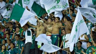 Aficionados de León apoyan a su equipo en un juego de Liga MX