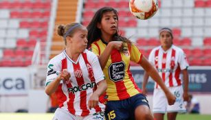 Karla Jiménez, de Morelia, pelea un balón frente a Valeria Meza