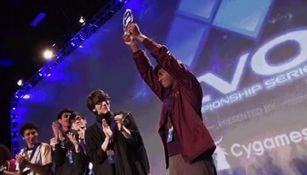 Lima levanta su trofeo de campeón de Smash WiiU