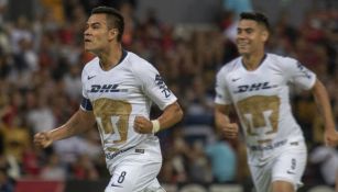 Pablo Barrera festeja un gol con Pumas 