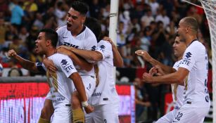 Los jugadores de Pumas festejan tras un gol contra Atlas