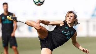 Modric intenta un remate en la sesión del Real Madrid 