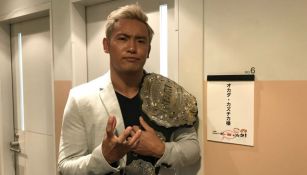 Kazuchika Okada posa con el título Mundial de IWGP
