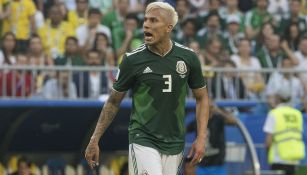 Carlos Salcedo reclama en juego de México