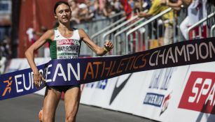 Volha Mazuronak cruza la meta en el maratón europeo