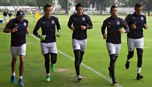 Jugadores de Chivas corren en un entrenamiento en Verde Valle