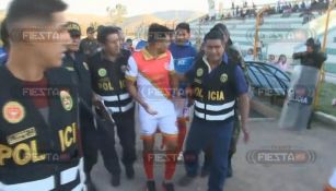 Jugador de Perú detenido durante el encuentro 