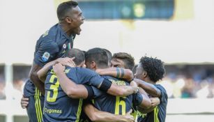 Jugadores de Juventus celebran gol de Khedira