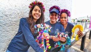 Muñecas de Amealco son regaladas en la Corregidora