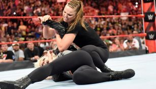 Ronda aplica un candado al brazo de Alexa Bliss
