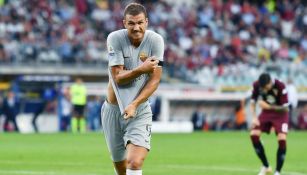Edin Dzeko festeja su gol de último minuto frente a Torino