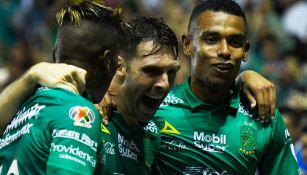 Los jugadores del León festejan tras un gol de Boselli