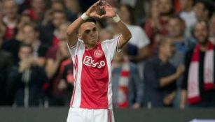 Nouri agradeciendo a la afición en partido del Ajax 