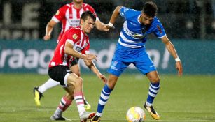 Chucky Lozano disputa el esférico en el duelo contra Zwolle