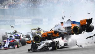 Momento del accidente de Fernando Alonso en el GP