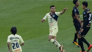 Henry Martín festeja su gol contra Dorados