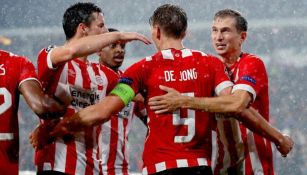 Jugadores del PSV festejan el segundo gol