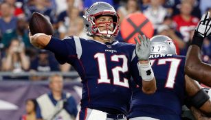 Tom Brady, a punto de lanzar un pase en el encuentro de Patriots