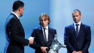 Luka Modric recibe su premio durante sorteo de Champions