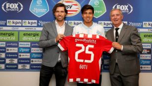 Erick Gutiérrez sostiene el jersey '25' del PSV