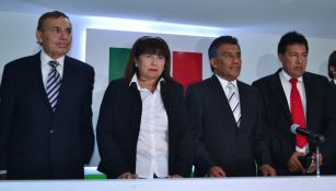 Effy Sánchez y presidentes de federaciones nacionales en conferencia 