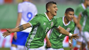 Alan Pulido y Orbelin Pineda celebran un gol con México 