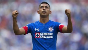Elías Hernández festeja gol con Cruz Azul
