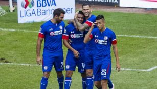 Jugadores de Cruz Azul festejan un gol contra Veracruz