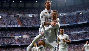 Ramos celebra una anotación junto a Cristiano Ronaldo 