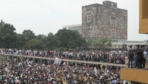 Jóvenes estudiantes protestas a las afueras de la UNAM