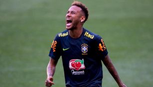 Neymar disfruta de un entrenamiento con la selección brasileña