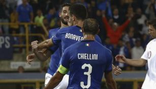 Jugadores de Italia festejan el gol de Jorginho