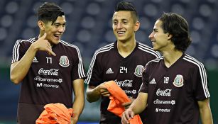 Arteaga, Alvarado y Lainez ríen en un entrenamiento del Tri