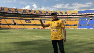 Julio César Chávez visita el Estadio Universitario 