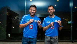 'Chelito' y Pereira muestran con orgullo el escudo de Cruz Azul