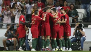 Jugadores de Portugal festejan gol de Silva