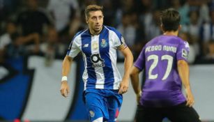 Héctor Herrera encara a su oponente en duelo del Porto