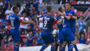 Jugadores de Cruz Azul celebran gol de Alvarado contra Veracruz